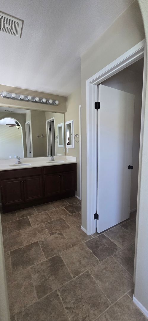 Building Photo - Pristine Chapman Heights Home on Golf Course!