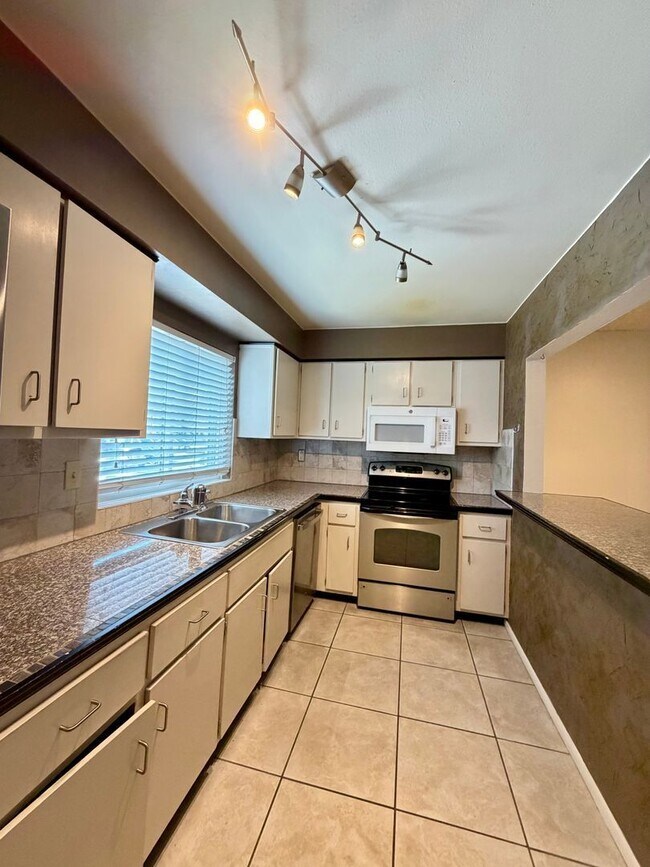 Building Photo - 584 Orange Dr