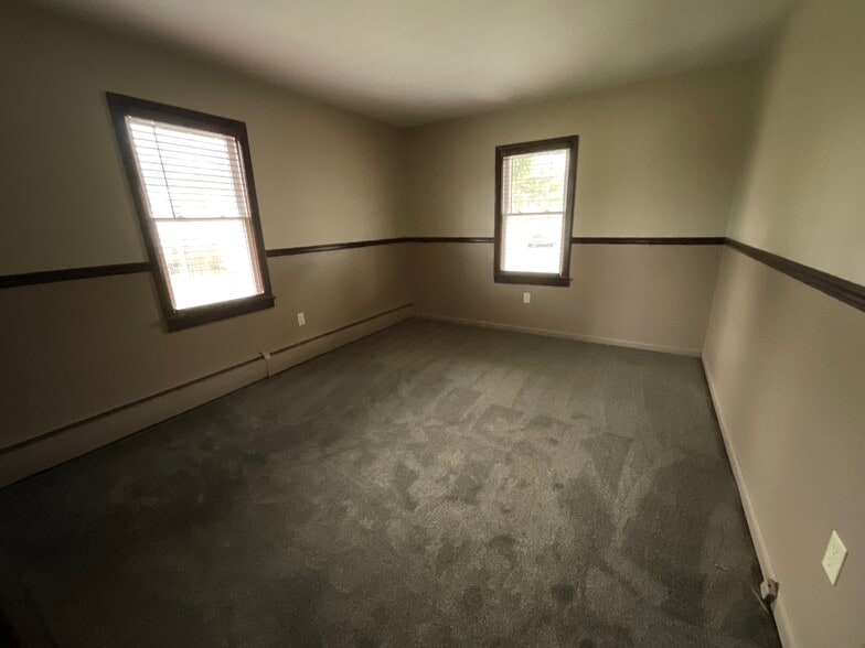 Master bedroom - 3661 E Lake Rd