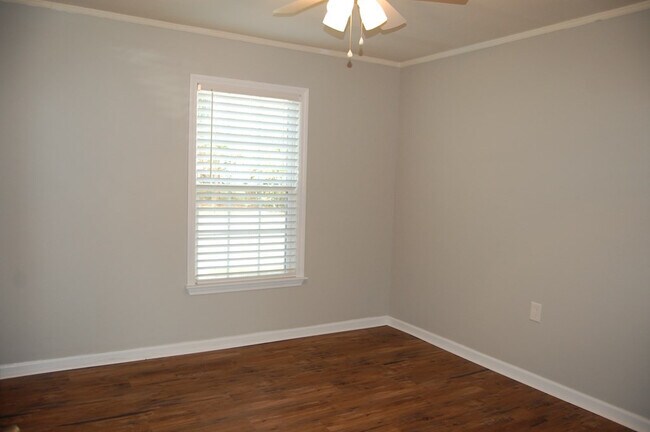 Building Photo - 111 Smallridge St