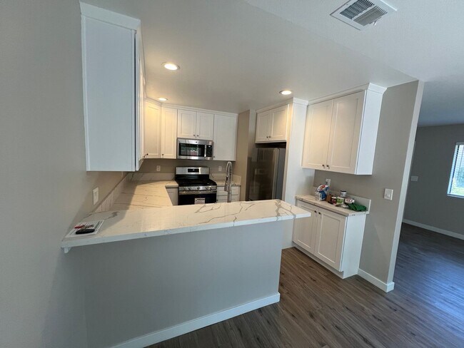 Building Photo - Single Story 3 Bedroom Ventura Condo *Totally updated* with GARAGE!