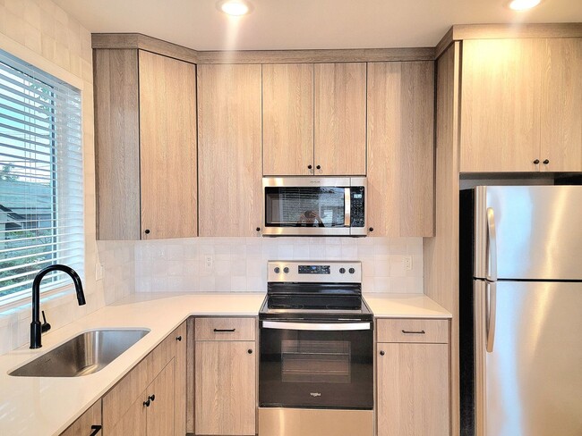 Building Photo - Modern Comfort in the Heart of SE Portland...