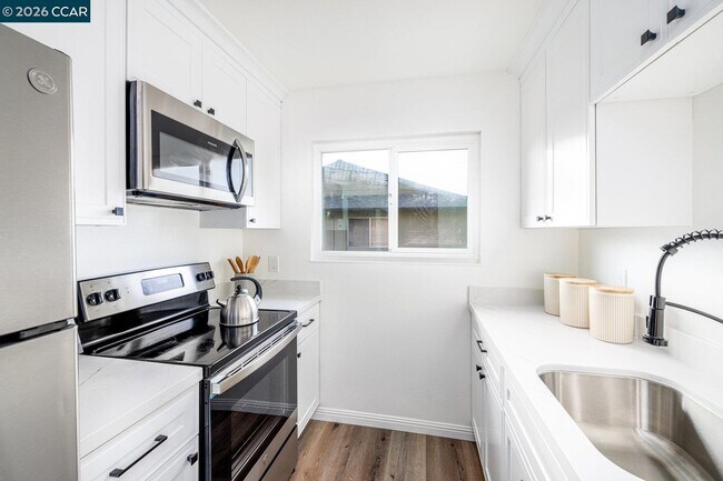 Building Photo - 1033 Mohr Ln