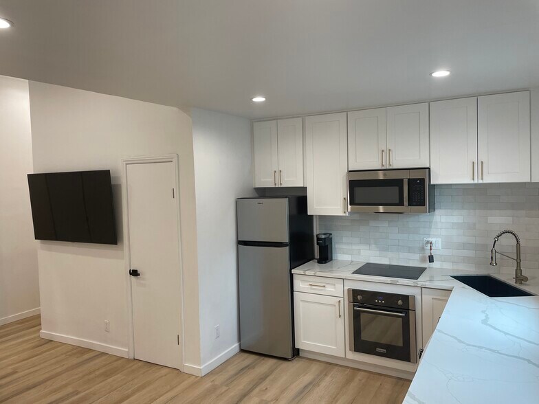 Building Photo - 3623 1/4 Fletcher Dr