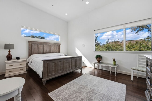 Building Photo - 3302 Lake St