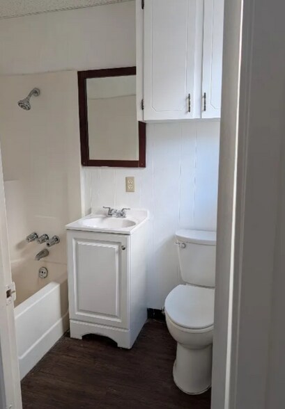 Building Photo - 103 Holland St