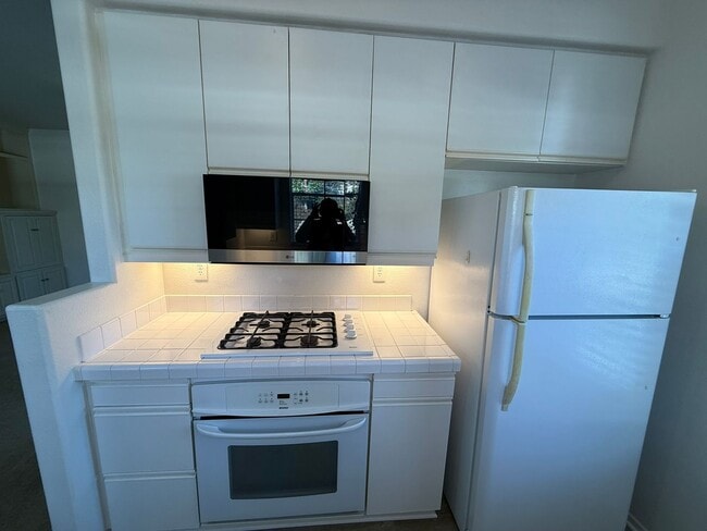 Building Photo - 1BR/1BA Condo w/ ASSIGNED PARKING for rent near Del Mar AVAILABLE NOW!