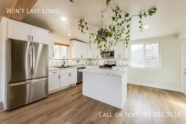 Building Photo - 1993 Champagne Ave