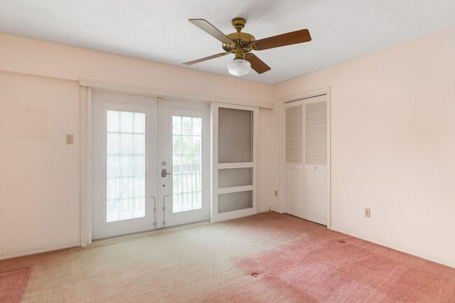 Building Photo - Escape to Your Private Paradise!