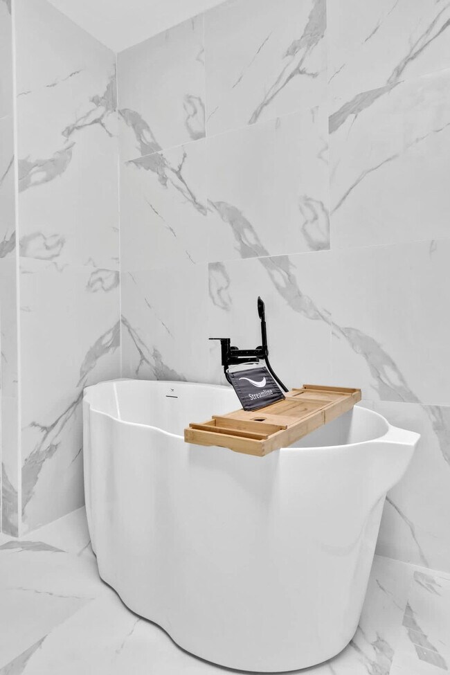 Building Photo - 1712 NE 18th Ave