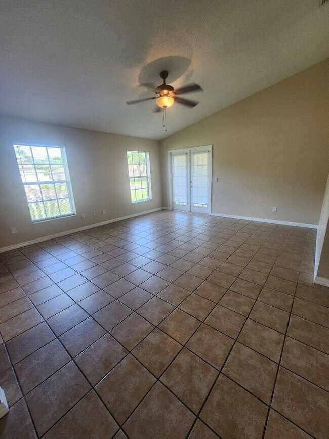 Building Photo - Three Bedroom Two Bath - Auburndale