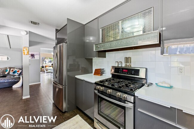 Building Photo - Exquisite 4 Bed 2.5 Bath Home in Orange!