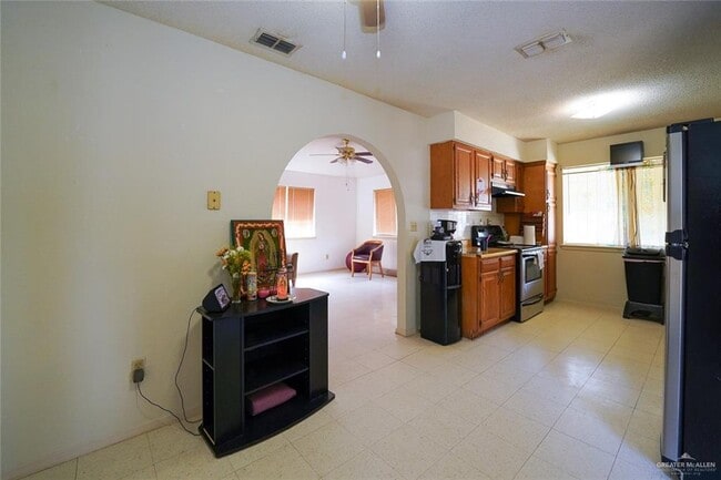 Building Photo - 27 Minnie Ave