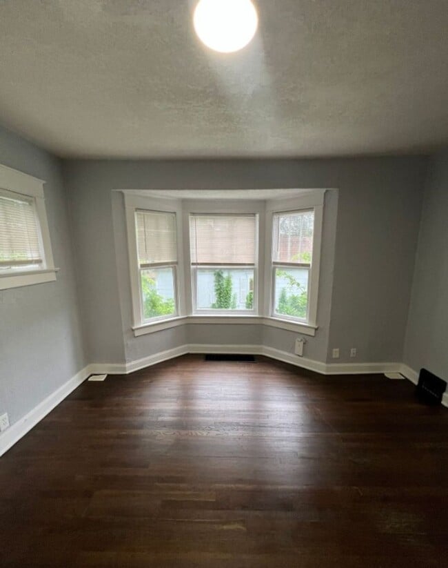 Building Photo - Spacious 5 Bedroom Bungalow in Historic No...