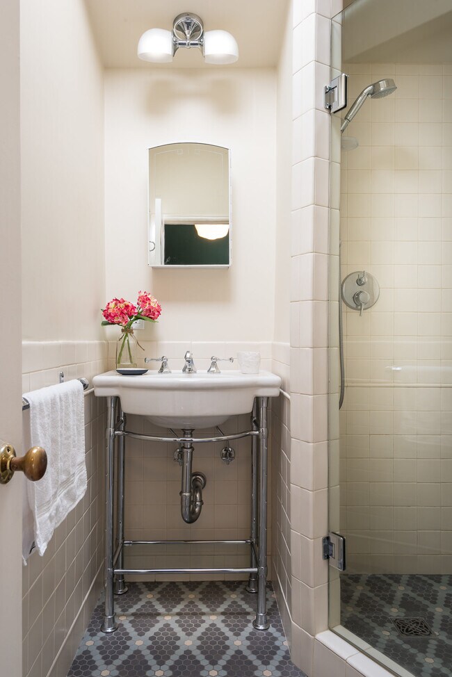 Building Photo - 919 RIVAS CANYON Rd