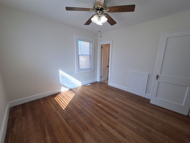 Building Photo - 10 Commodore Dr