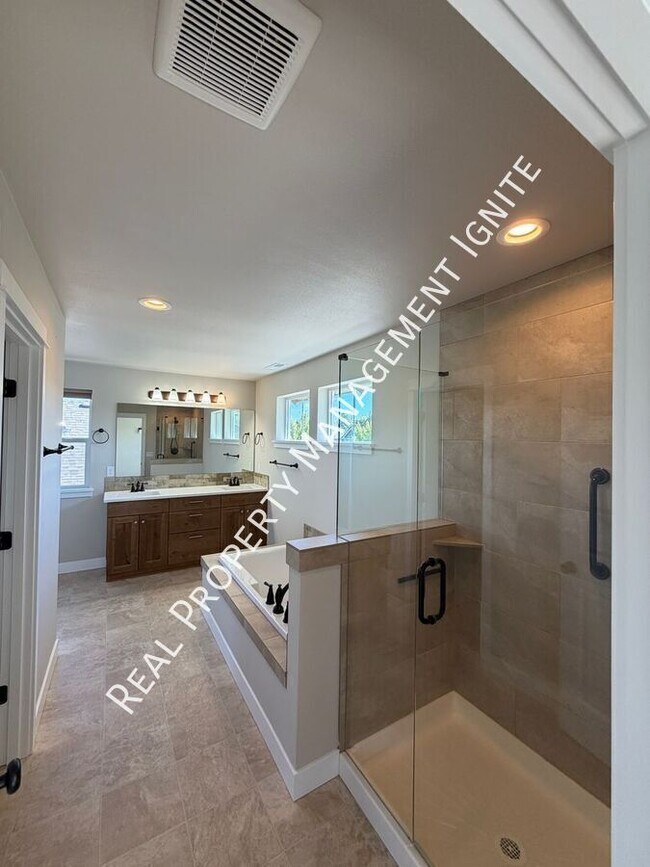 Building Photo - 2713 NE Black Oak Pl