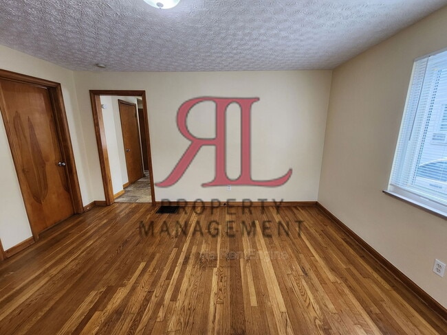 Building Photo - 156 Collingwood Ave