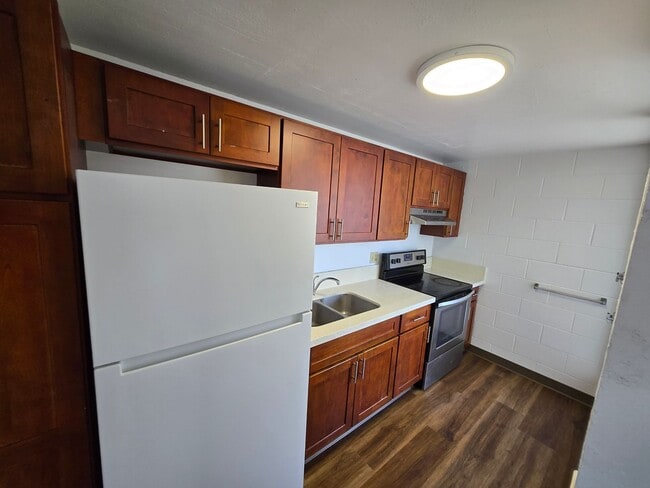 Building Photo - Upgraded 1 Bedroom, 1 Bath, 1 Parking, Con...