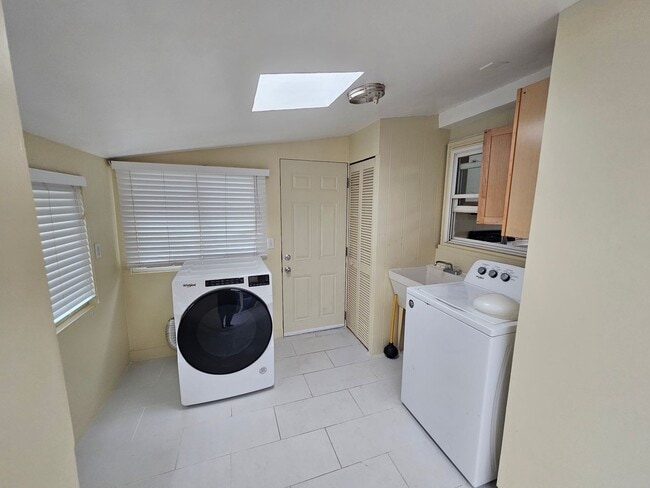 Building Photo - Spacious 3-Bedroom / 2-Bathroom Single-Family Home with Stunning Views – AVAILABLE NOW!