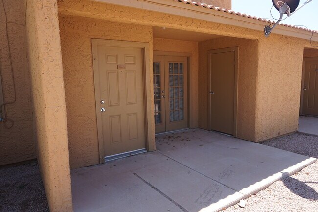 Building Photo - Charming 2 bed 1.5 bath Phoenix townhouse