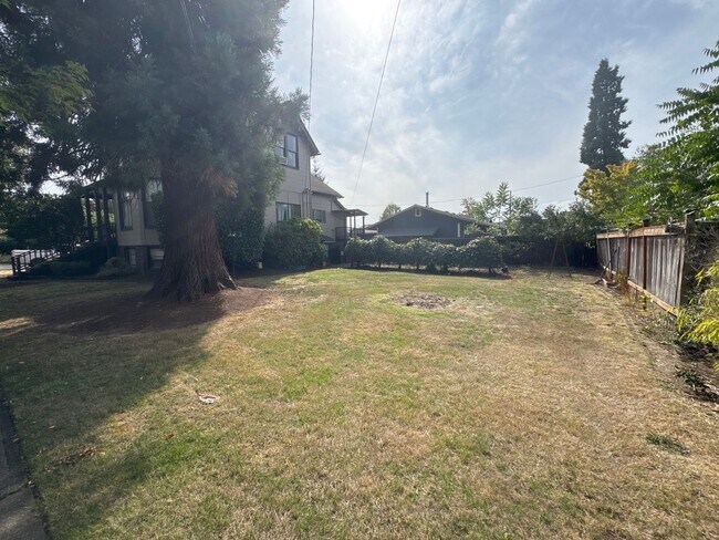 Building Photo - 634 SW Calapooia St