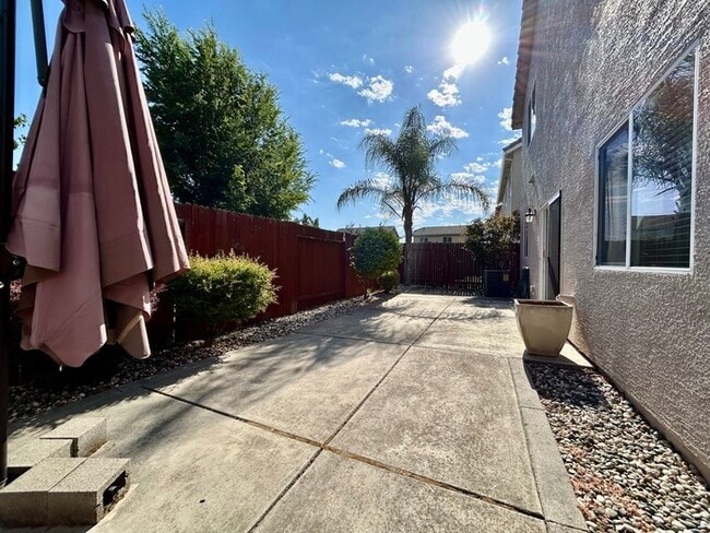 Building Photo - Beautiful 3 Bedroom 2.5 Bathroom in Gated ...