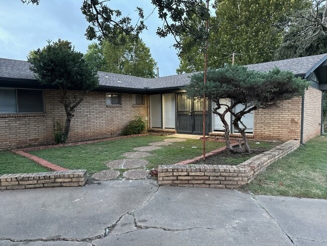 Primary Photo - 1700 N Alexander Ln