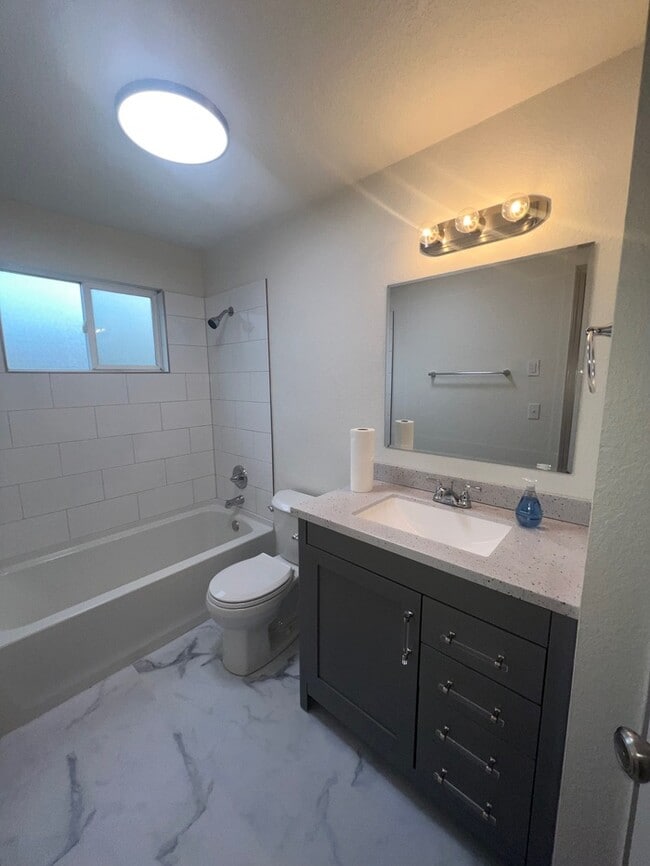 Building Photo - 2 Bed 1 Bath in Boise!