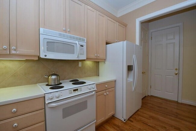 Building Photo - 6841 Staffordshire Blvd