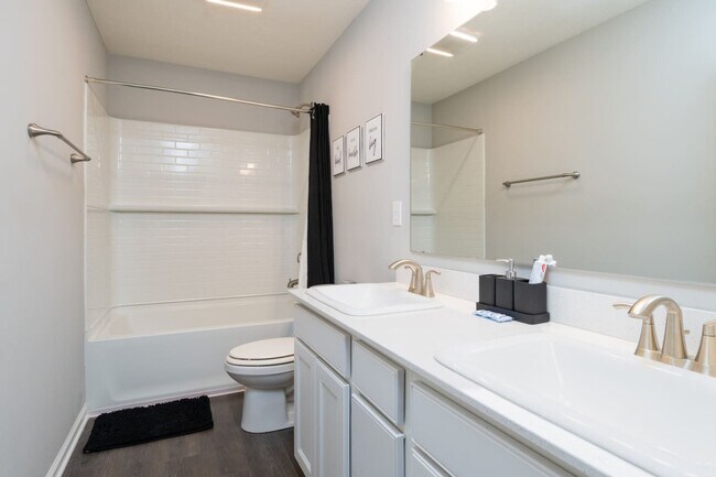 Building Photo - 2396 Pinehurst Dr