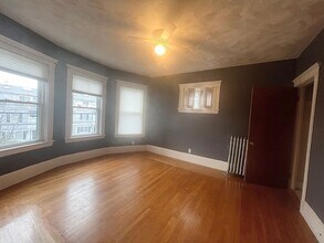 Building Photo - 3 Off-Street Parking & In-Unit Laundry 3-bed
