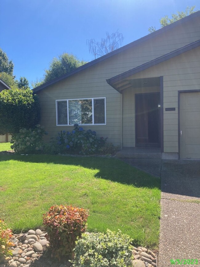 Building Photo - 1590 SW Harbor Dr