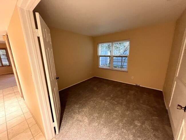 Building Photo - Mission Beach, 2 bedroom, 2 bathroom, with New Carpet, Parking, Laundry, Patio (807 Nantasket Ct....