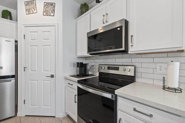 Building Photo - 36354 W San Clemente Ave