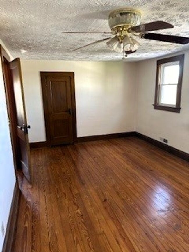 Building Photo - ***Pet Friendly 3 Bedroom Farmhouse with 2...