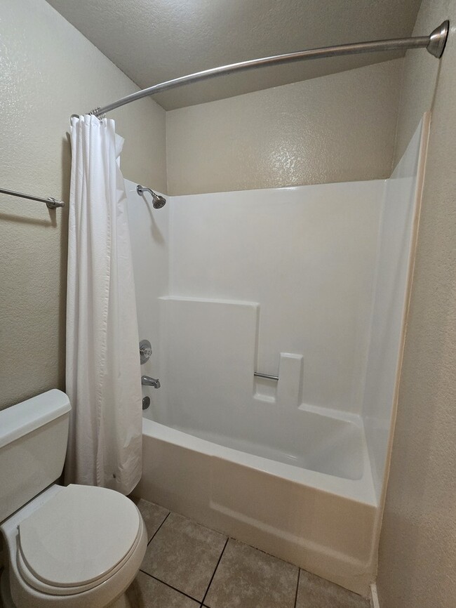 Building Photo - Beautiful 2 bedroom 2 bathroom condo in Or...