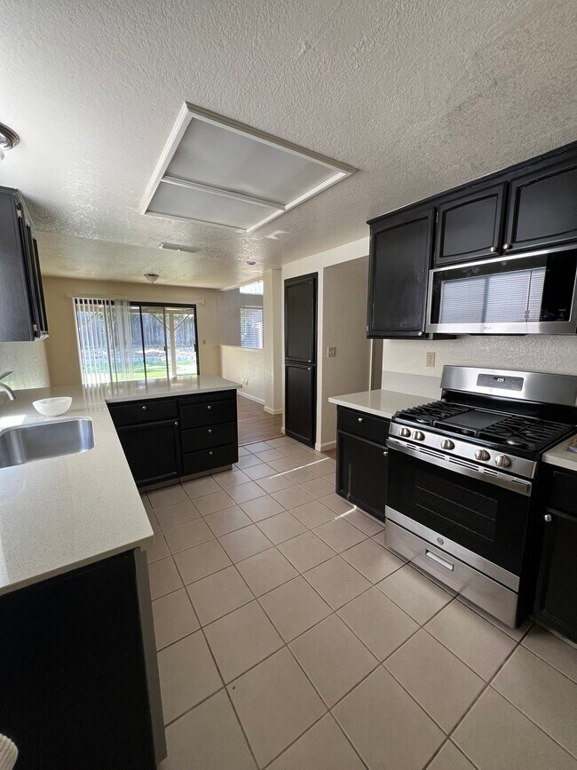 Building Photo - 903 Meadowhawk Dr