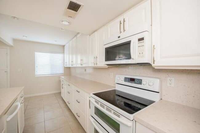 Building Photo - Huntington Beach Townhouse