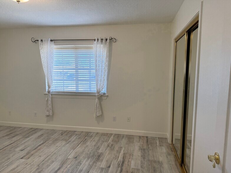 Building Photo - 16425 Chippewa Rd