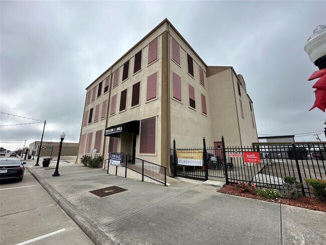 Building Photo - 801 6th St N