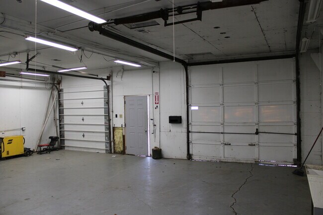 Building Photo - Unique Rental in Grandview with 3 bay gara...