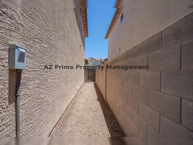 Building Photo - 10225 W Camelback Rd