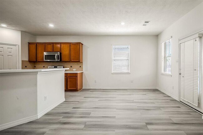 Building Photo - 520 West Fork