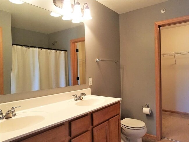 Building Photo - 11898 Emery Village Dr N