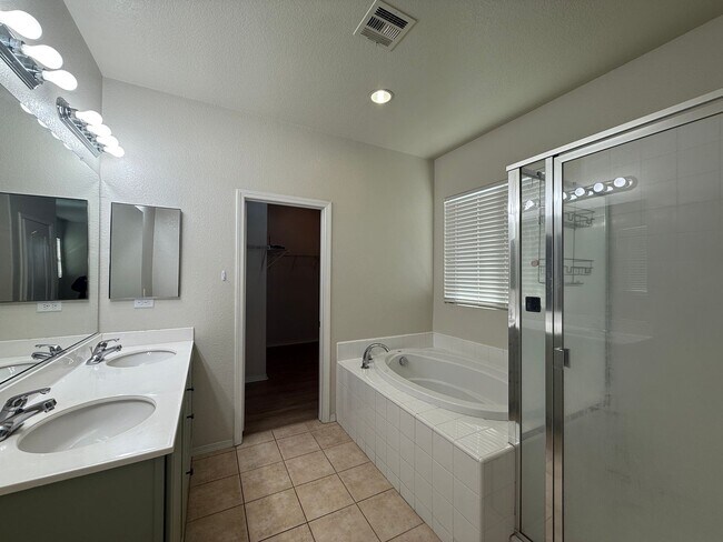 Building Photo - Available Now! Lancaster 3 bed 2 bath