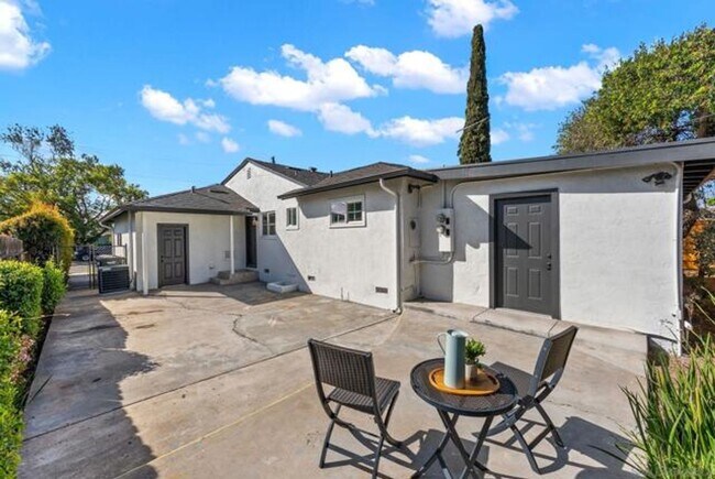 Building Photo - 8420-8424 Dallas St