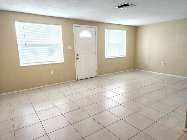 Building Photo - Beautiful 2/1.5/1 1100 Sq. Ft. with all TI...