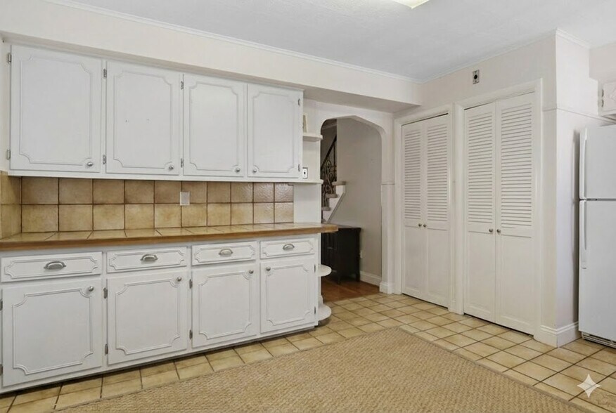 Building Photo - 807 N Irving Ave