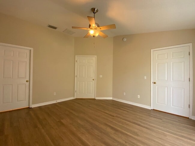 Building Photo - 2 Bedroom, 2 Bath Duplex with 1 Car Garage...